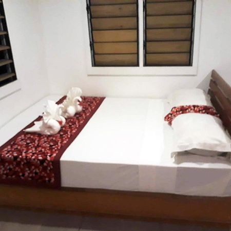 Ratu Kini Backpackers And Dive Resort Isla Mana Exterior foto