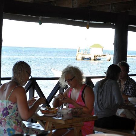 Ratu Kini Backpackers And Dive Resort Isla Mana Exterior foto