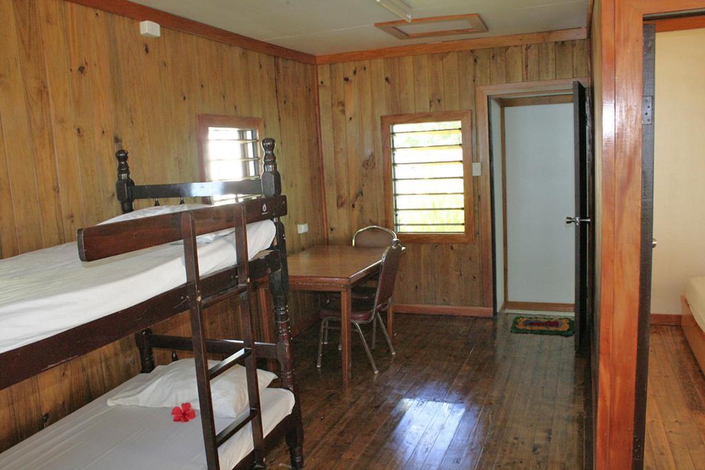 Ratu Kini Backpackers And Dive Resort Isla Mana Habitación foto