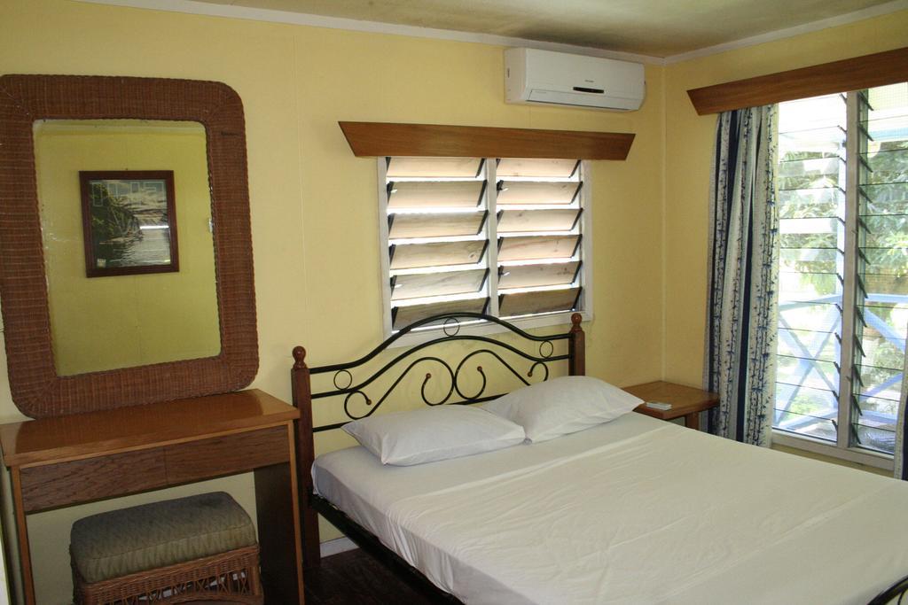Ratu Kini Backpackers And Dive Resort Isla Mana Habitación foto