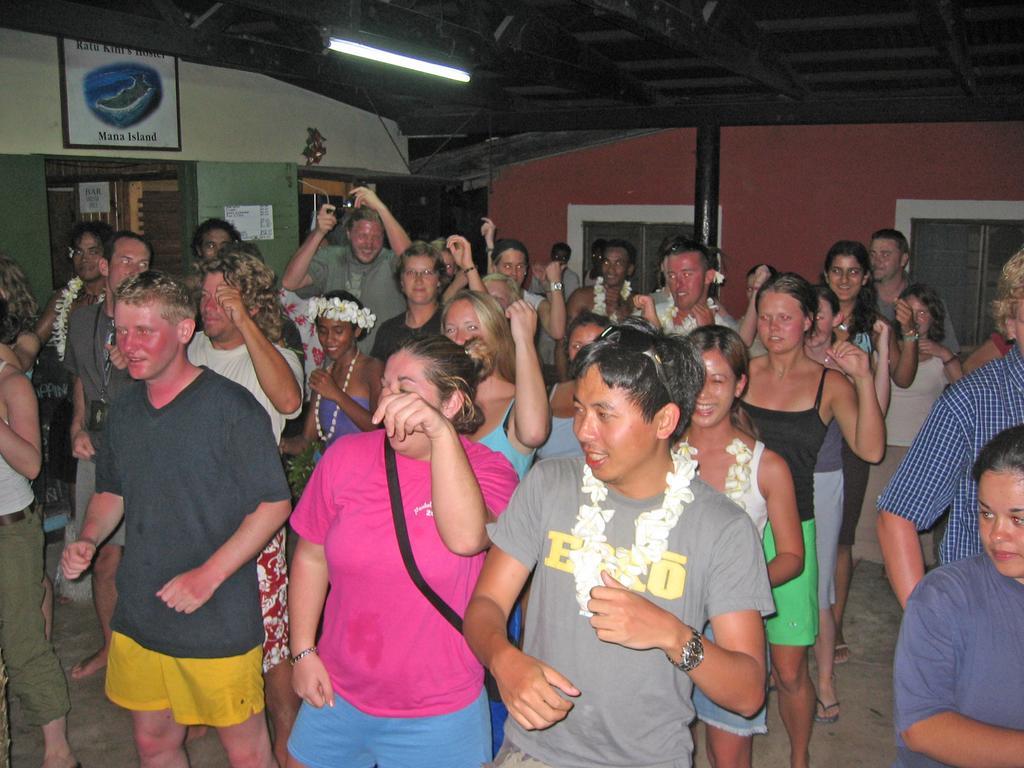 Ratu Kini Backpackers And Dive Resort Isla Mana Exterior foto