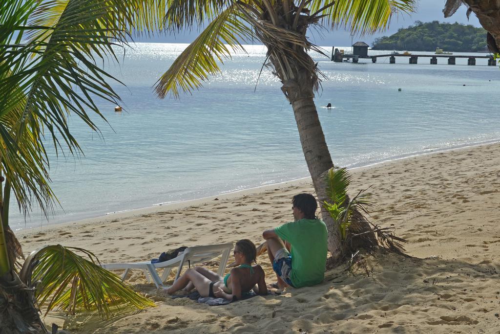 Ratu Kini Backpackers And Dive Resort Isla Mana Exterior foto