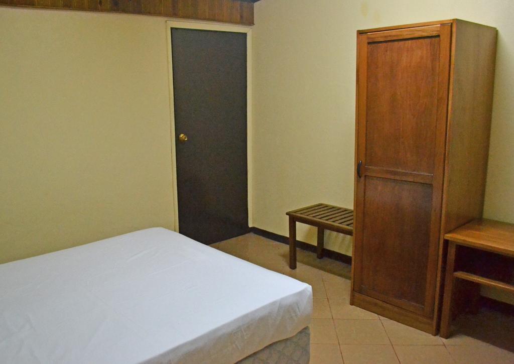 Ratu Kini Backpackers And Dive Resort Isla Mana Habitación foto
