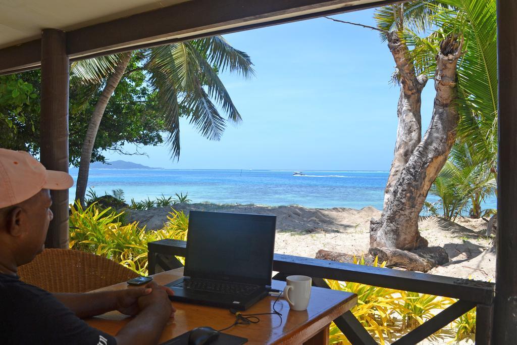 Ratu Kini Backpackers And Dive Resort Isla Mana Habitación foto