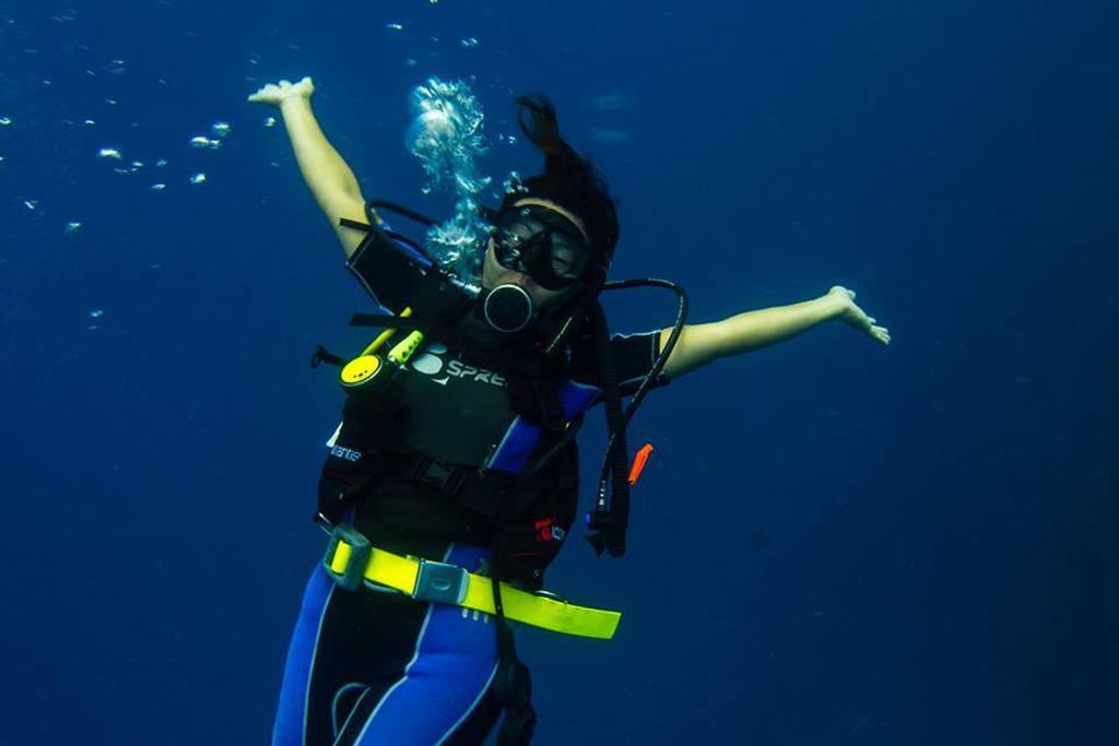 Ratu Kini Backpackers And Dive Resort Isla Mana Exterior foto
