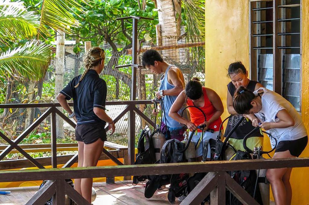 Ratu Kini Backpackers And Dive Resort Isla Mana Exterior foto