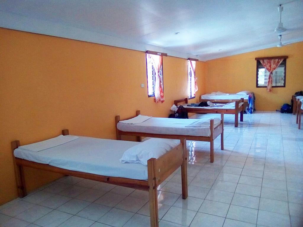 Ratu Kini Backpackers And Dive Resort Isla Mana Exterior foto