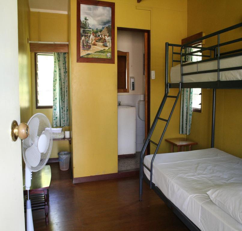 Ratu Kini Backpackers And Dive Resort Isla Mana Exterior foto