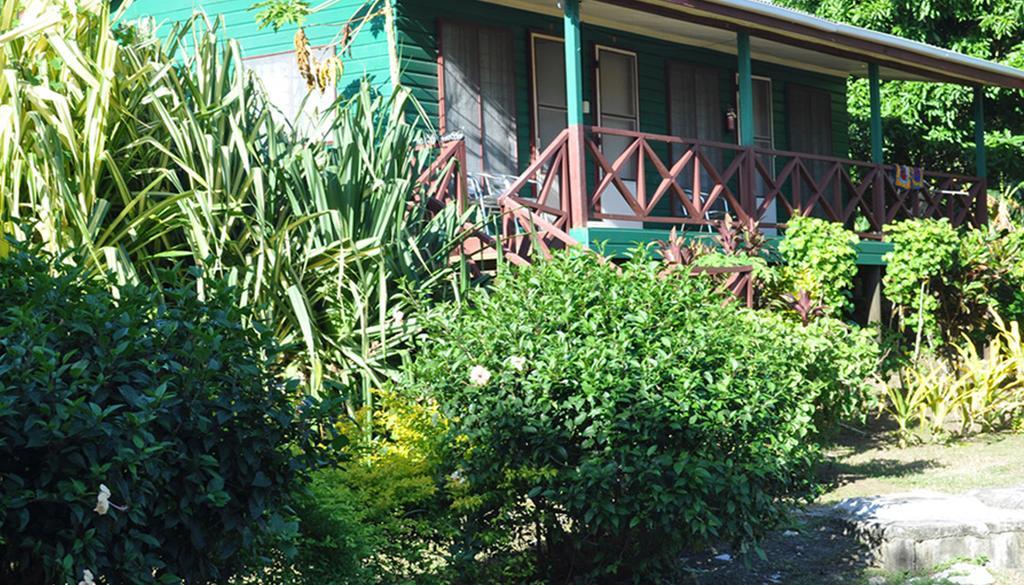 Ratu Kini Backpackers And Dive Resort Isla Mana Exterior foto