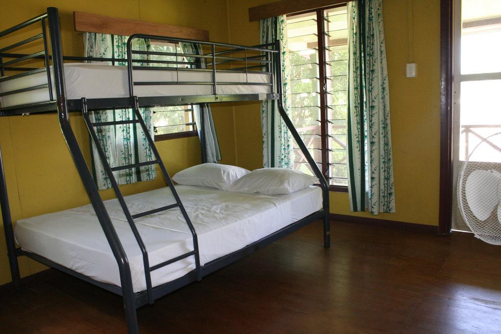 Ratu Kini Backpackers And Dive Resort Isla Mana Exterior foto