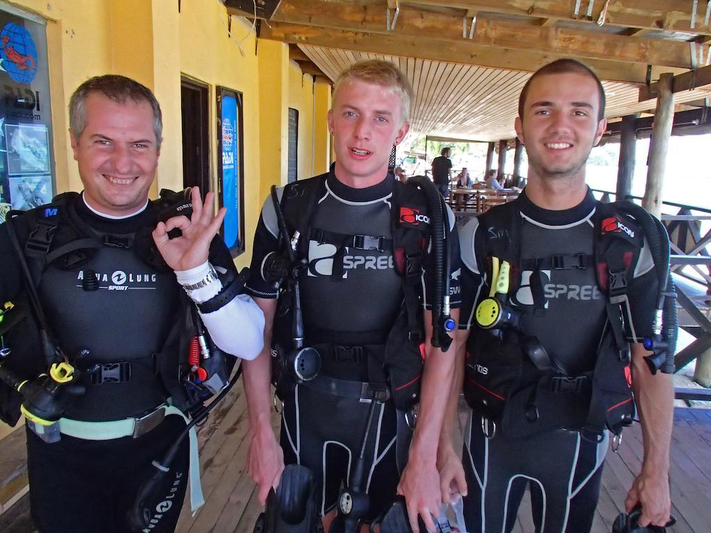 Ratu Kini Backpackers And Dive Resort Isla Mana Exterior foto