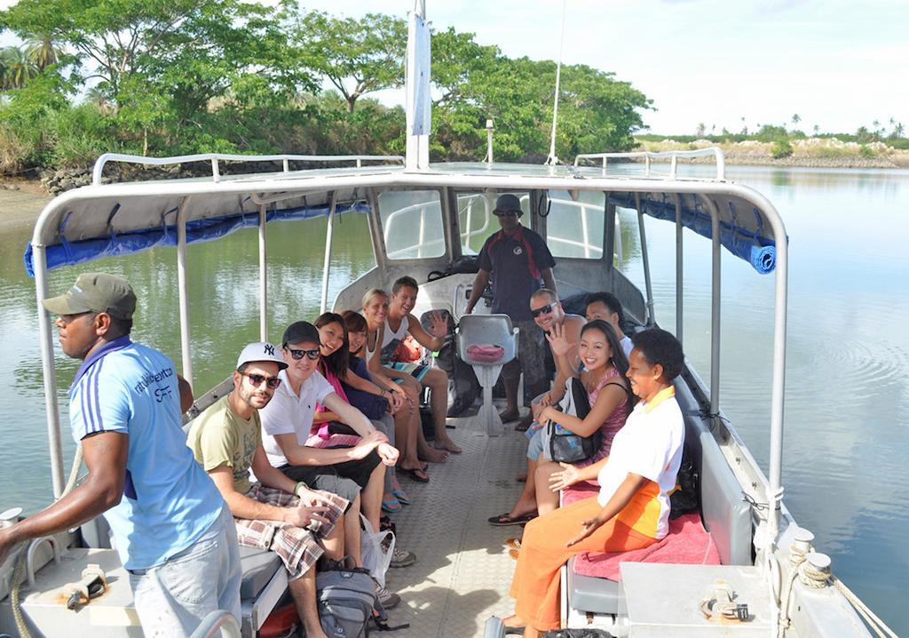 Ratu Kini Backpackers And Dive Resort Isla Mana Exterior foto