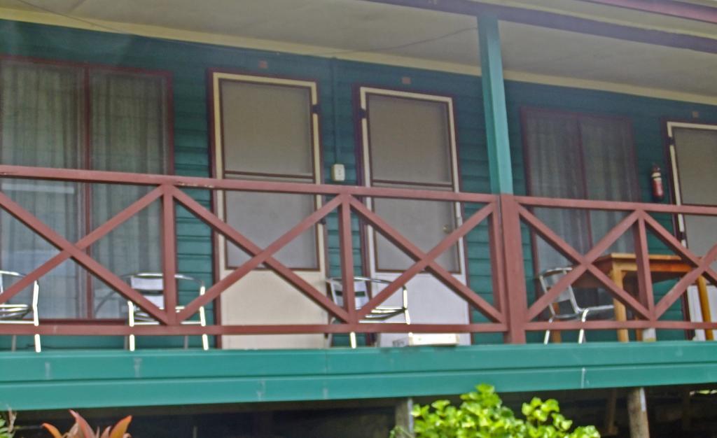 Ratu Kini Backpackers And Dive Resort Isla Mana Exterior foto