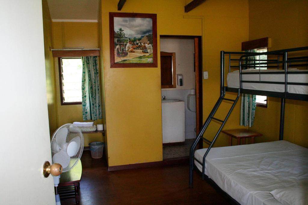 Ratu Kini Backpackers And Dive Resort Isla Mana Habitación foto