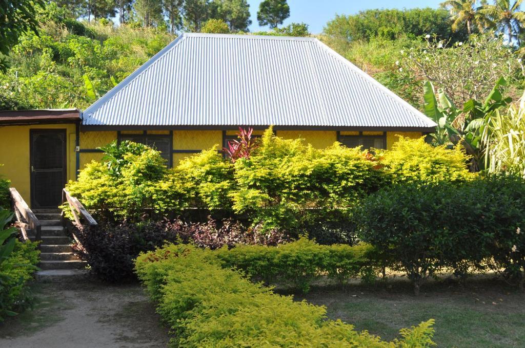 Ratu Kini Backpackers And Dive Resort Isla Mana Habitación foto