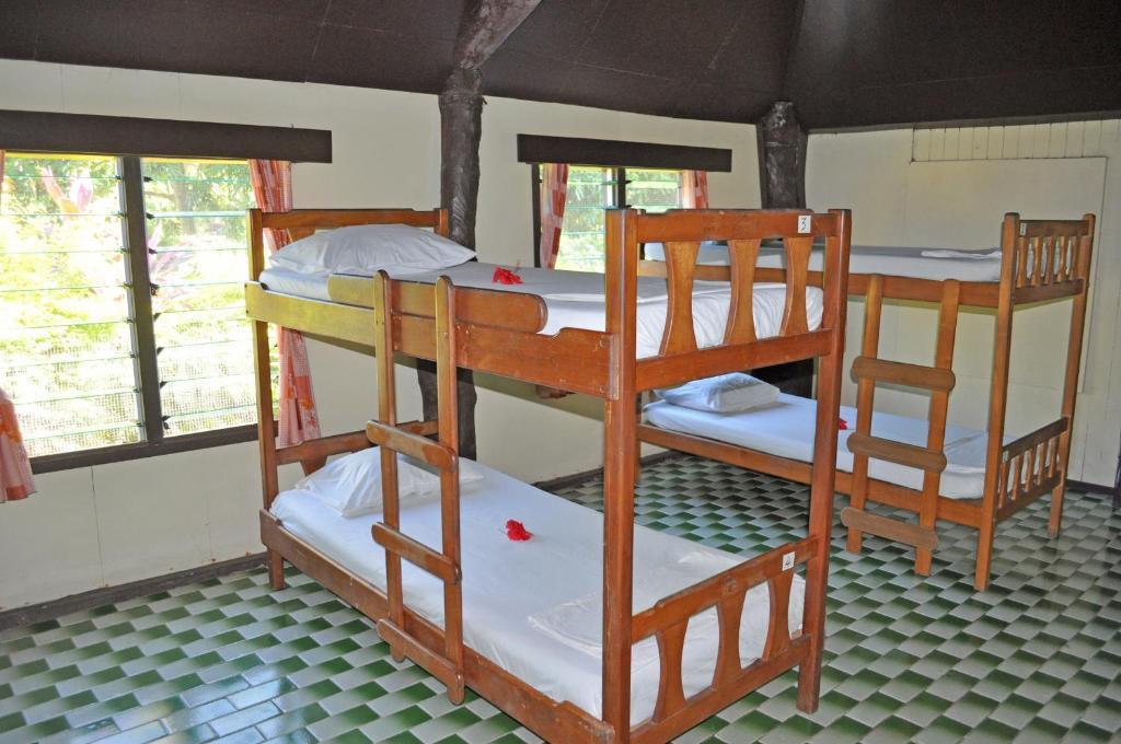 Ratu Kini Backpackers And Dive Resort Isla Mana Habitación foto