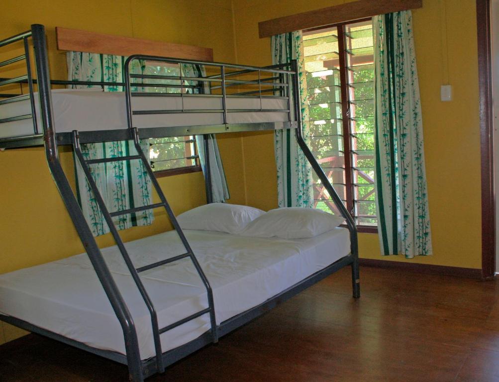 Ratu Kini Backpackers And Dive Resort Isla Mana Habitación foto