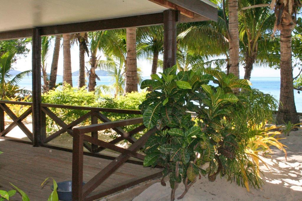 Ratu Kini Backpackers And Dive Resort Isla Mana Habitación foto