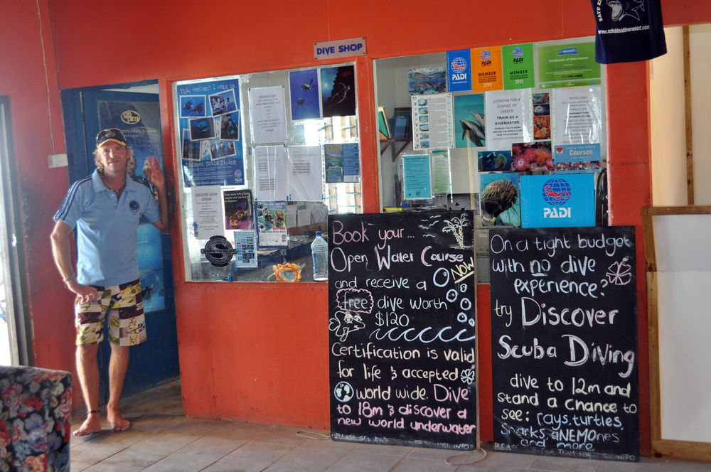 Ratu Kini Backpackers And Dive Resort Isla Mana Exterior foto