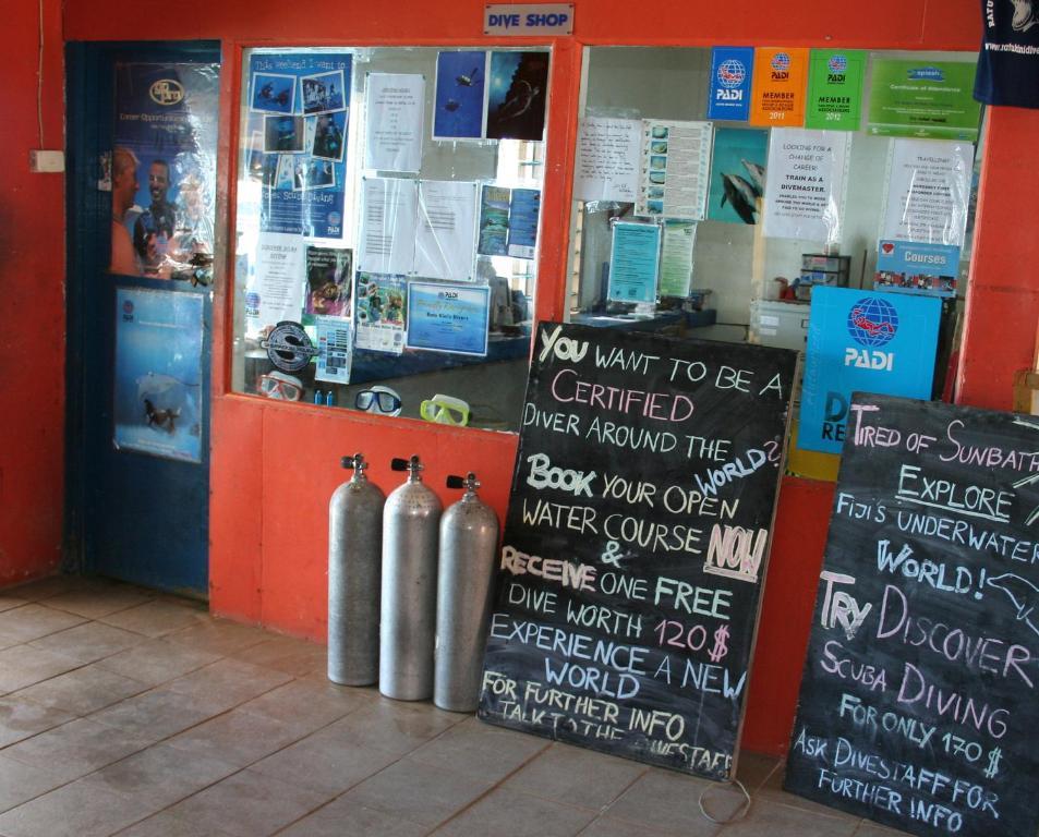 Ratu Kini Backpackers And Dive Resort Isla Mana Exterior foto