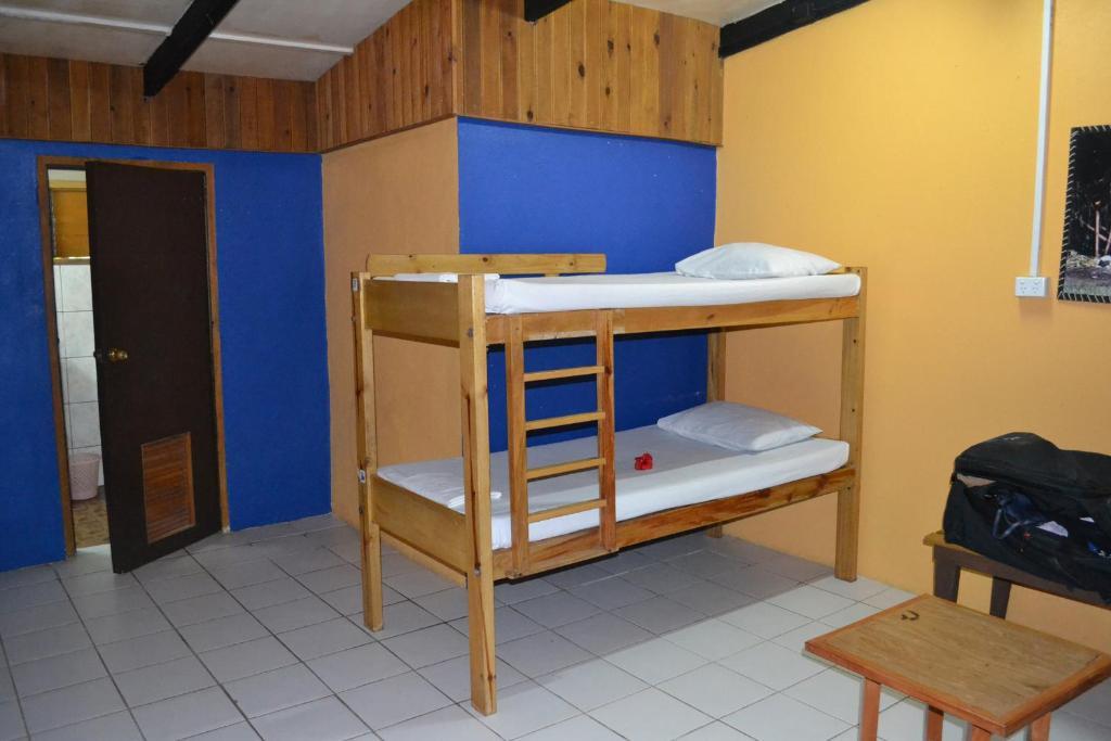 Ratu Kini Backpackers And Dive Resort Isla Mana Habitación foto
