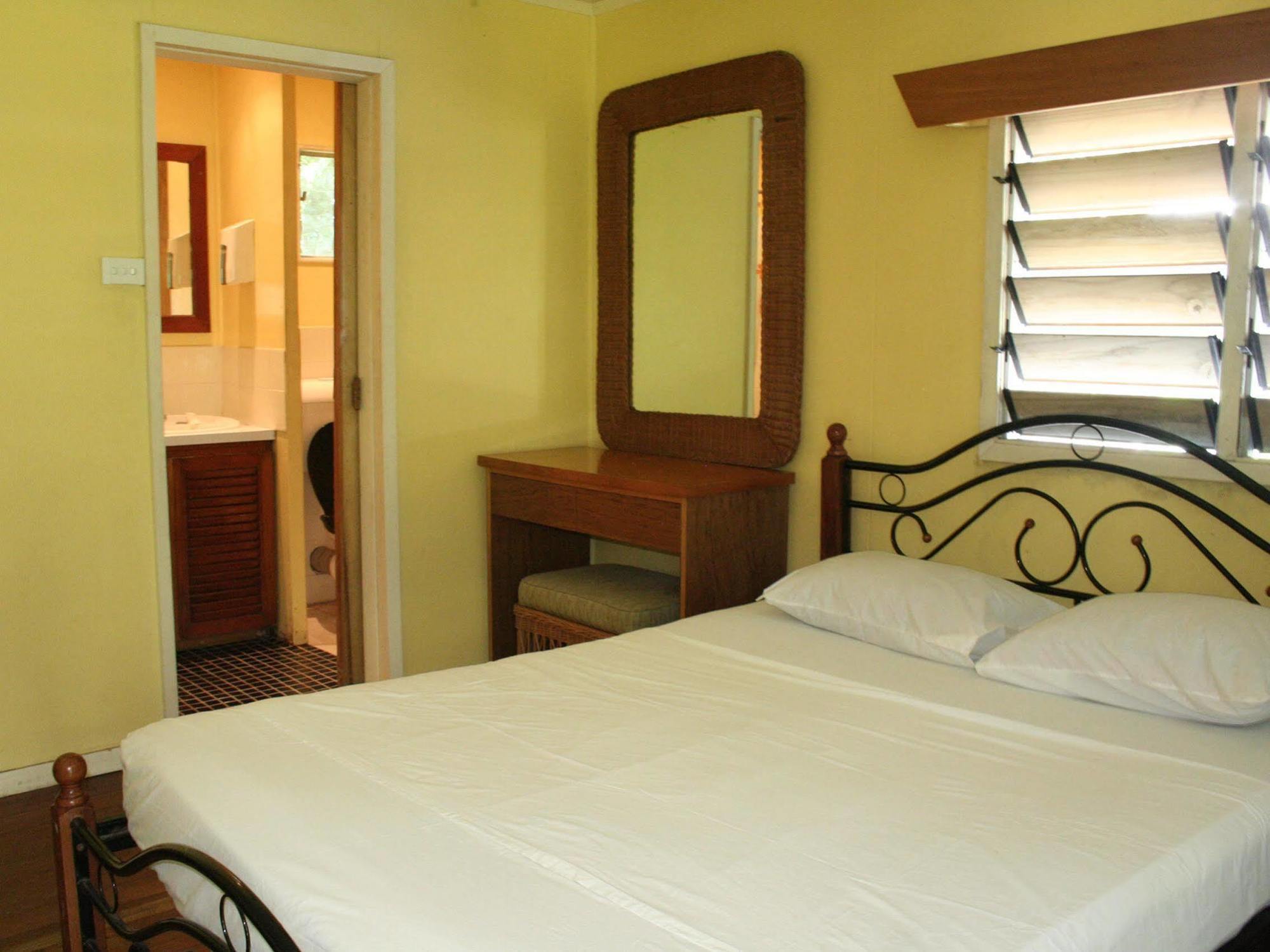 Ratu Kini Backpackers And Dive Resort Isla Mana Exterior foto